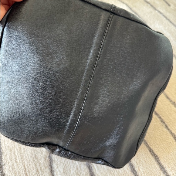 Chic Black Leather Shoulder Bag - Picture 3 of 9